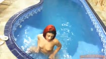 Nadando na piscina peladinha, essa é nossa Laisa