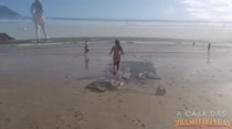 Na praia, Tuca Viana provoca e exibe o corpão