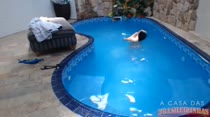 Nadando peladinha na piscina, Tuca Viana provoca!