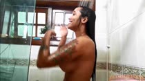 Morena Gostosa Babi |Tomando banho Sensual| A Casa das Brasileirinhas 
