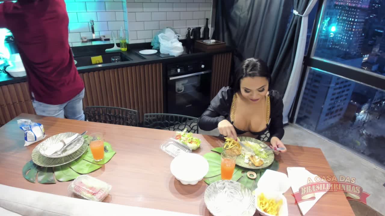 Drika Muniz com uma roupa sexy na hora do seu jantar na casa