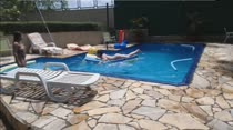 Gostosas peladas se divertem na piscina das Brasileirinhas
