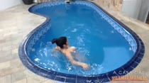 Bruna Ferraz empina seu rabão pelada na piscina, confira