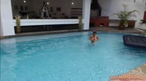 Flagra da loira gostosa na piscina fazendo topless e rabão pra cima