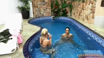 Gaby e Nanda sensualizando nuas na piscina