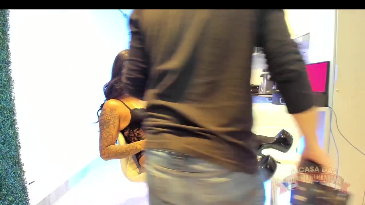 Julyana Sz Ribeiro faz ensaio de lingerie preta e meias com cinta-liga.