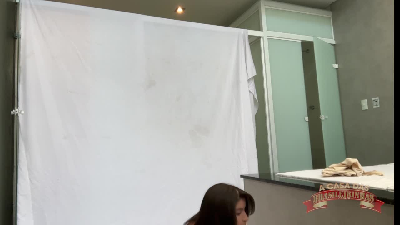 Primeiro ensaio fotográfico de Lyah Silva para a Casa das Brasileirinhas.