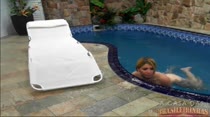 Loirinha nadando pelada na piscina da Casa das Brasileirinhas