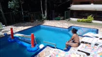 Gostosas curtem sol na piscina das Brasileirinhas