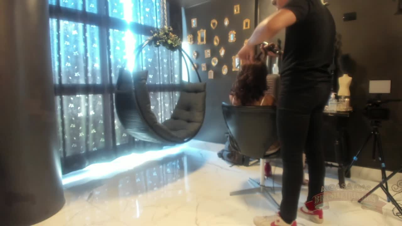 Câmera 2 com a Bella Ferrari se arrumando na frente dos fãs