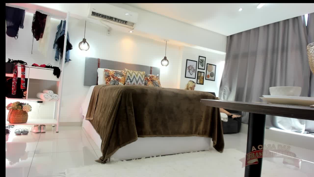 Câmera 2 com o ensaio fotográfico sensual da loira Mila Falk