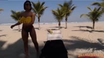Laisa tomando um sol na praia dançando funk