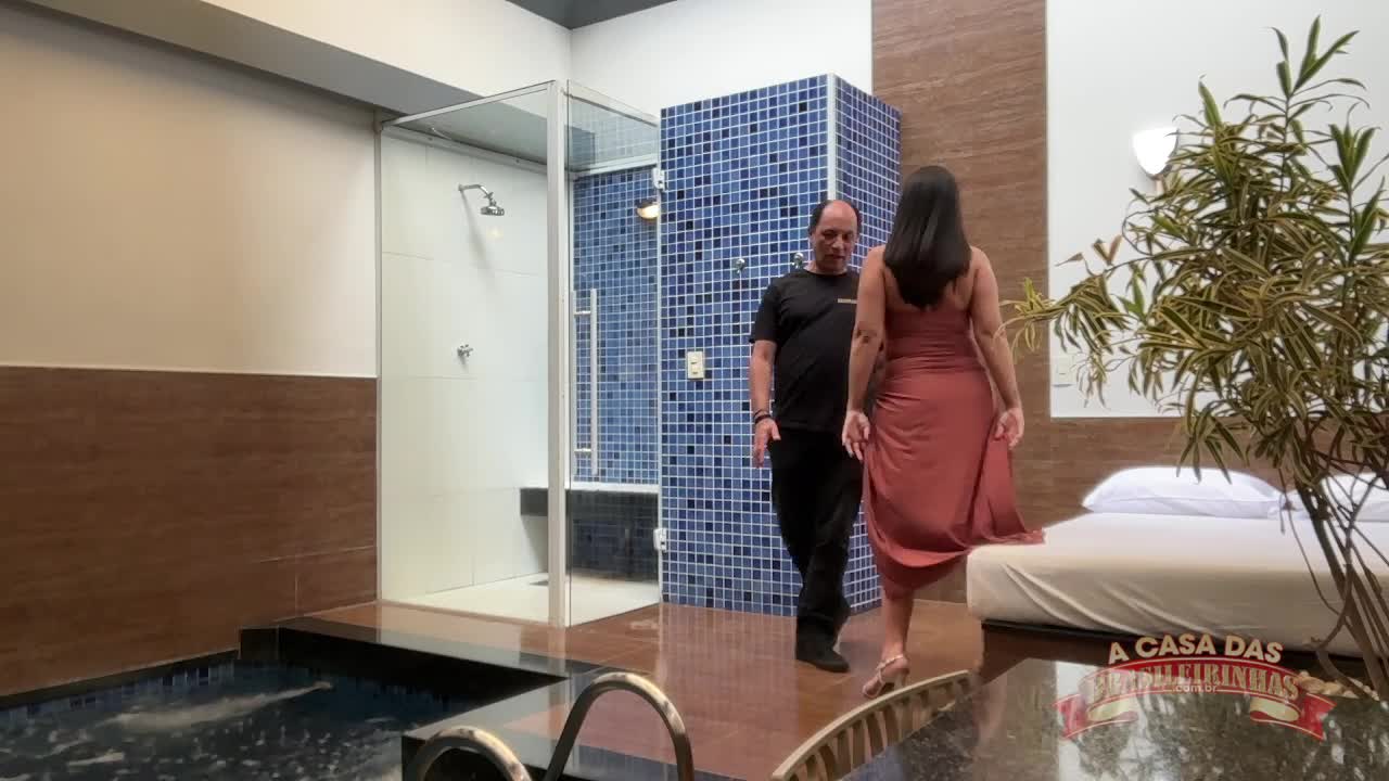 Terceiro ensaio de Yanndra Lanna para a Casa das Brasileirinhas é à beira da piscina e