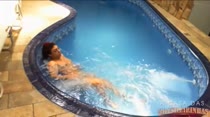 Peladinha na piscina, essa ruiva é mesmo bem safada