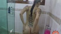 Mila Spook toca siririca durante banho sensual