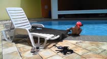 Mila Spook passa protetor solar peladinha a beira da piscina