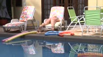 Penélope Mendes peladinha tomando sol na beira da piscina