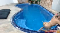 Peladinha na piscina, Angel Lima relaxa bem gostoso 