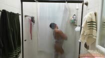 Hora do banho sensual com Keity na Casa das Brasileirinhas