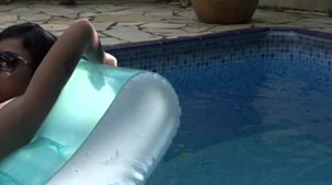 Amanda Souza curtindo a piscina da Casa das Brasileirinhas