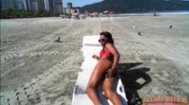 Com a praia em movimento, Samira exibe o corpo