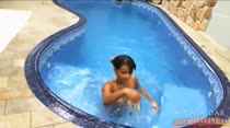 Cris Lira nada e relaxa peladinha dentro da piscina da casa