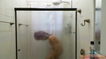 No banho, Heloisa Brunet esfrega os peitinhos no boxe do chuveiro