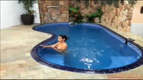 Morena nadando pelada na piscina da Casa das Brasileirinhas