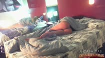 Duas garotas acordando peladinhas na cama