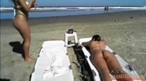 Monique e Heloisa tomam sol e pagam peitinho na praia