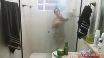 Morena tomando banho ao vivo rebolando a bundinha