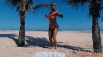 Nicolle Bittencourt exibe seus peitões enormes na praia