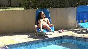 Monique Bastos curtiu a piscina da Casa das Brasileirinhas