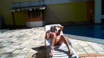Graziella Ferrari passou a manhã tomando sol na piscina, confira!