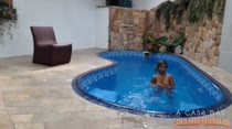 Ela fica pelada e relaxa gostoso na piscina da Casa das Brasileirinhas