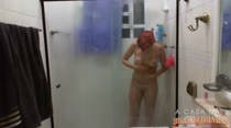 Tomando um banho sensual, Ice Pink sensualiza no chuveiro