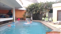 Mel relaxa na piscina da Casa das Brasileirinhas