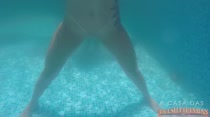 Vídeo pornô embaixo d'água mostra gostosas nuas