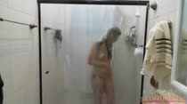 Hora do banho sensual com Layla na Casa das Brasileirinhas