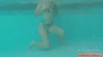 Nayra se diverte toda gostosa na piscina