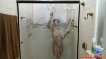 Lana Paes tomando banho e brincando com o chuveiro entre os peitos