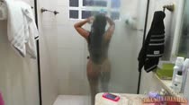 Gina Jolie com a bunda de fora tomando um banho
